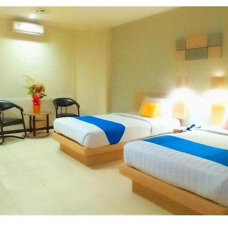 Merpati Hotel Понтианак Экстерьер фото