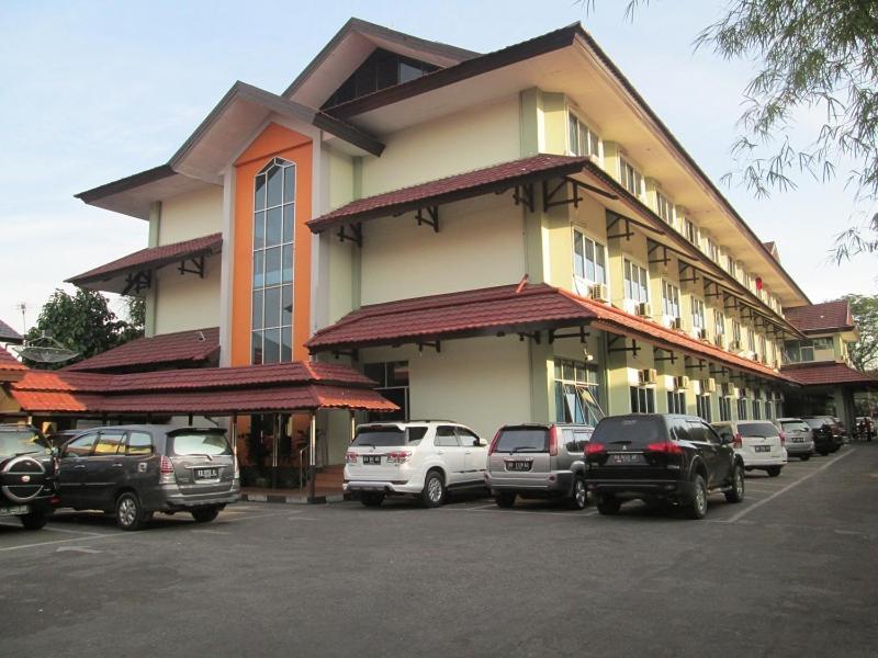 Merpati Hotel Понтианак Экстерьер фото